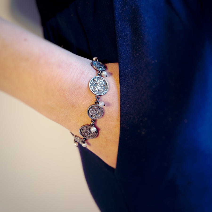 Ornamental bracelet with pearls
