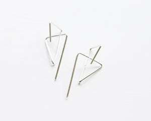 Line triangular earrings