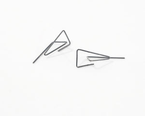 Line triangular earrings