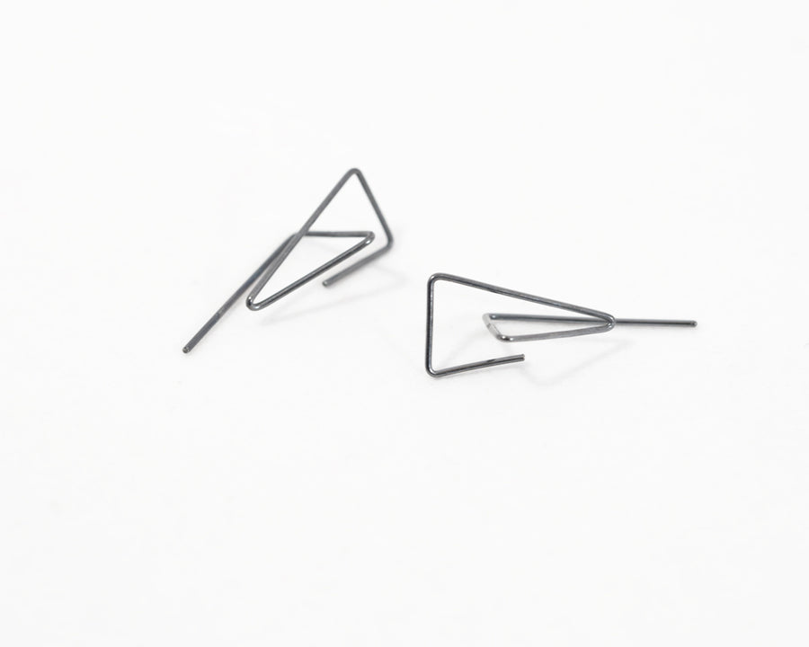 Line triangular earrings