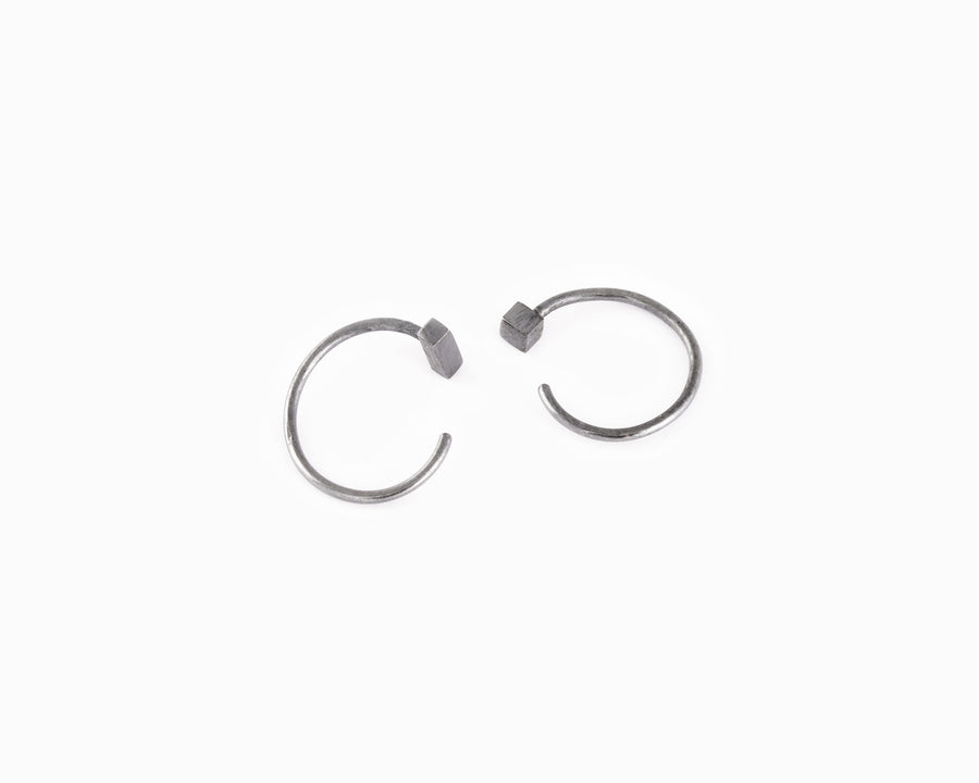 Geometric hugging hoops