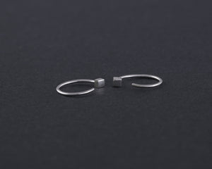 Geometric hugging hoops