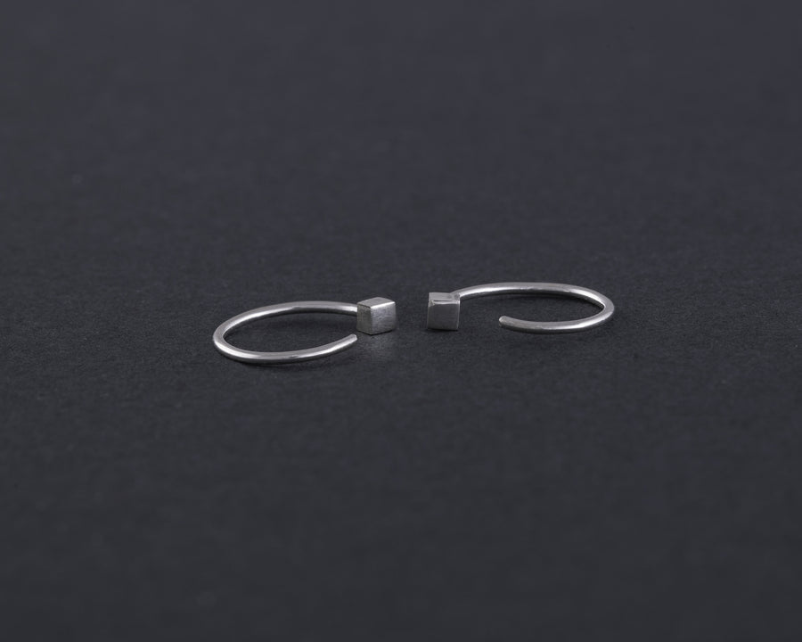 Geometric hugging hoops
