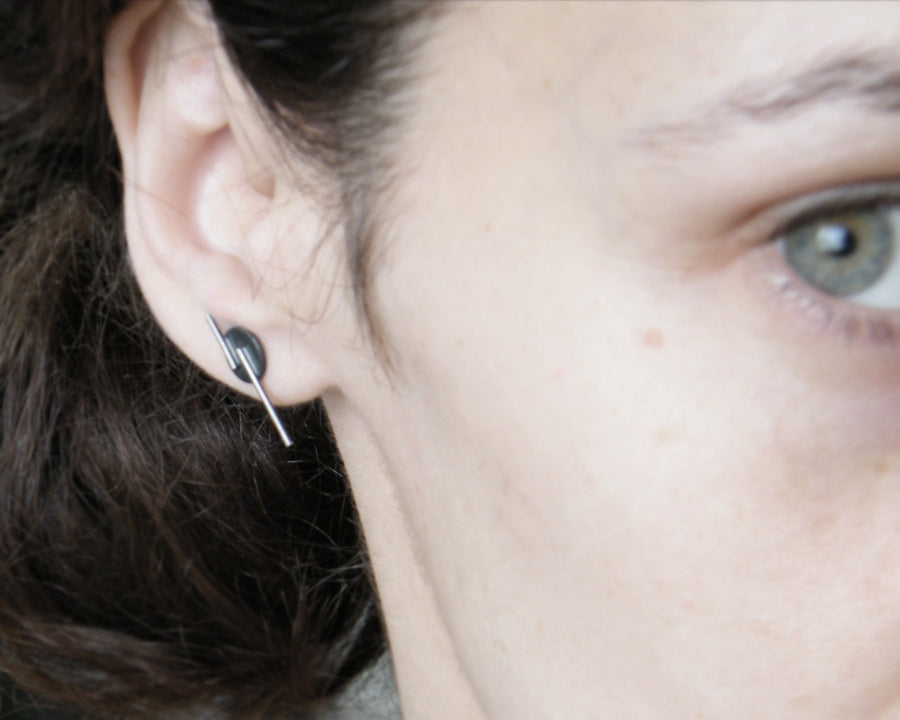 Disc earrings with lines