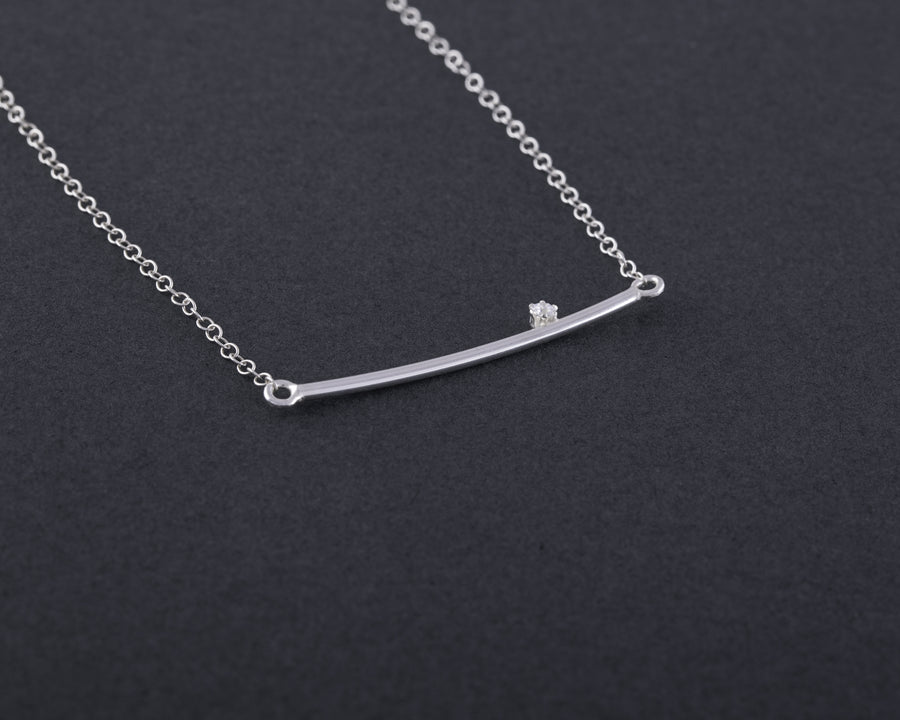 Curved bar necklace with zircon